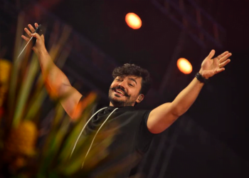 Thiago Brado emociona fiéis no encerramento da Festa da Penha 2026