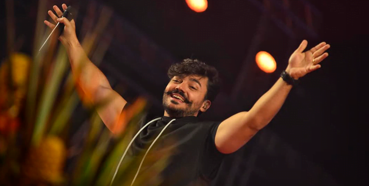 Thiago Brado emociona fiéis no encerramento da Festa da Penha 2026